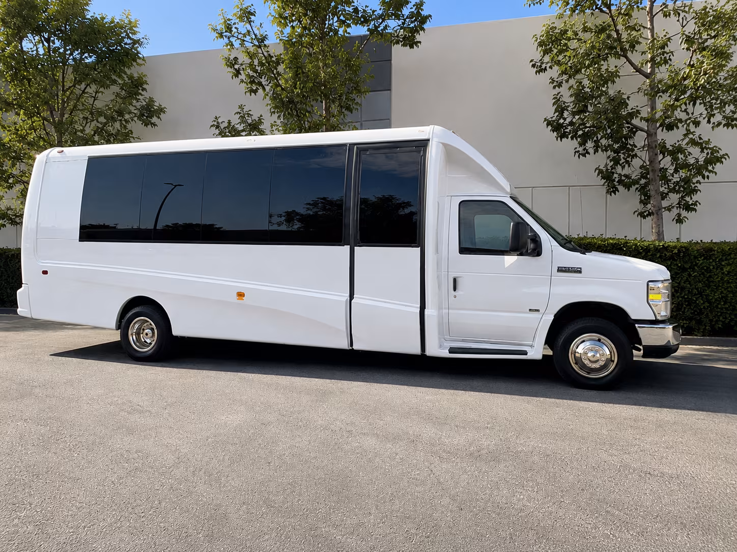 corporate airport transfer buses between redmond and sea tac